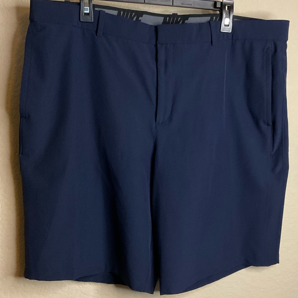 Nike Men's Navy Blue Shorts size 40 flat front golf casual classic